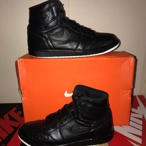 Jordan 1 black perforated size 10.5